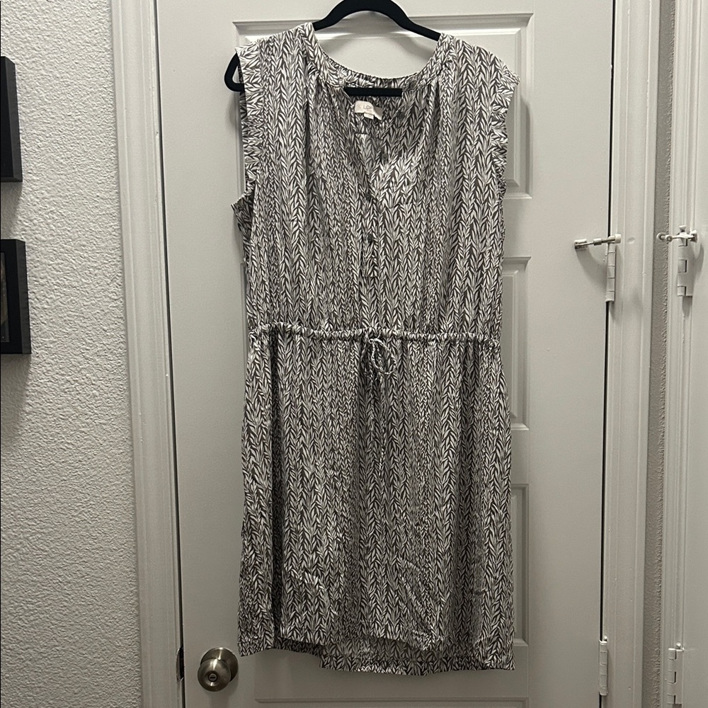 LOFT Sleeveless V-Neck Drawstring Midi Dress - White & Black Leaf Print